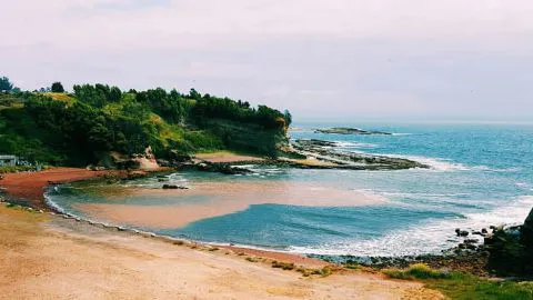Esta hermosa playa de Lota estaría siendo contaminada con residuos de Chiflón del Diablo