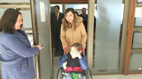 Familia penquista necesita costoso fármaco para su hijo, tratamiento fue negado por su prestador de salud