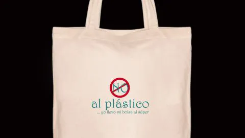Chao bolsas plásticas, hola “pilguas”: El bolso de género vuelve en gloria y majestad