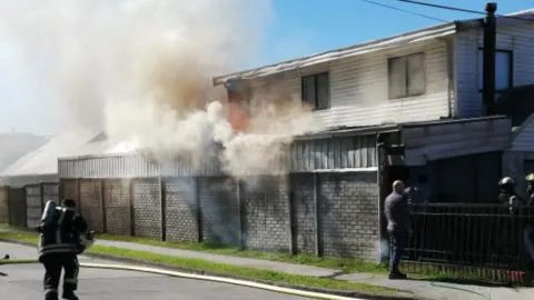 Vivienda es envuelta por el fuego y el humo en Talcahuano