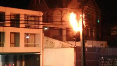Impacto por incendio del tendido eléctrico en concurrida calle penquista