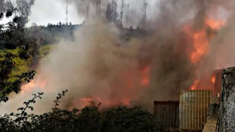 Violento incendio consume vivienda en los cerros de Talcahuano