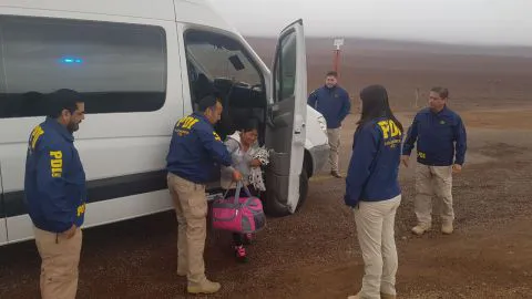 77 bolivianos y peruanos fuera del país. Medida corresponde al cuarto operativo de la PDI