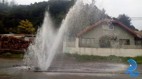 Rotura de matriz genera gran columna de agua en avenida Collao