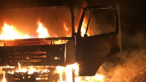 Tres camiones quemados tras ataque incendiario en Curanilahue