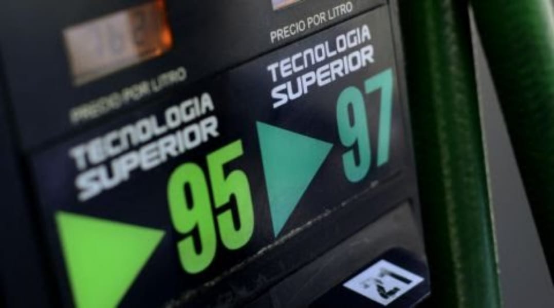 Bencinas bajarán de precio a partir de este jueves