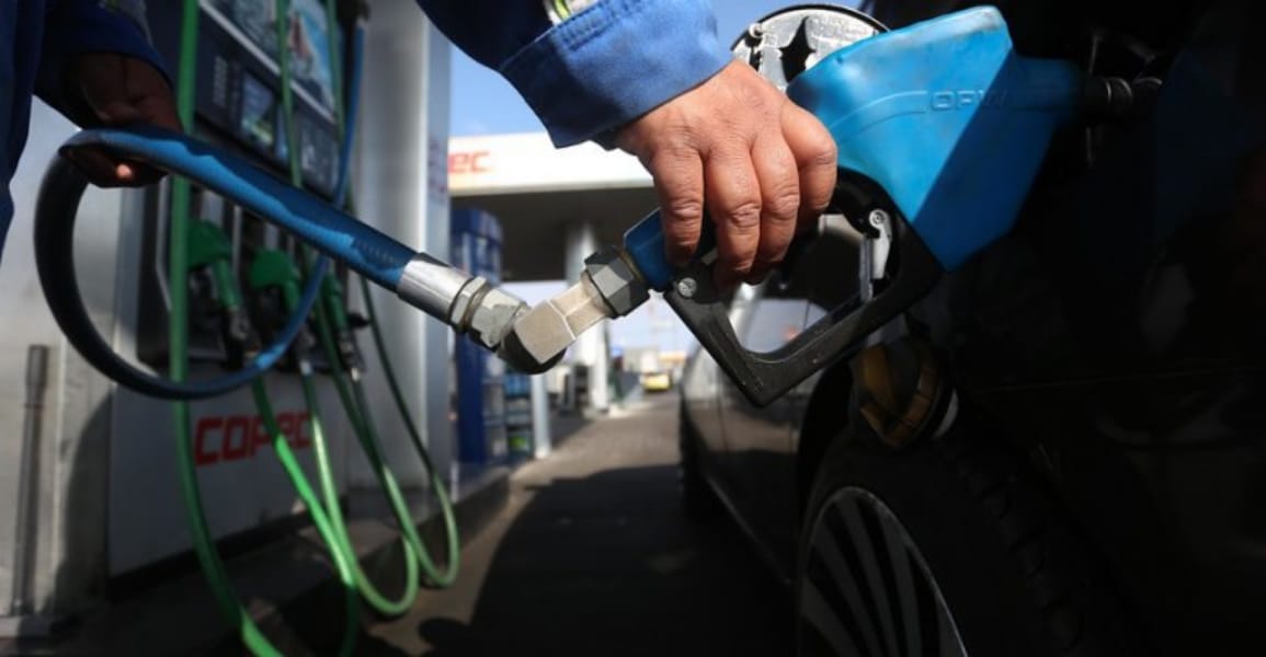 Bencinas seguirán bajando de precio a partir de este jueves, pero subirá el gas licuado
