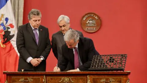 Gobierno firma proyecto que deroga Ley Reservada del Cobre y modifica financiamiento de FF.AA.