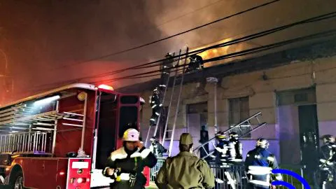 Violento incendio afecta a empresa de parabrisas en Concepción y amenaza con propagarse