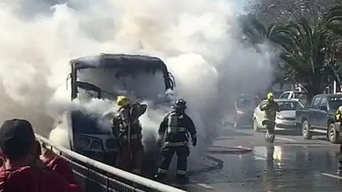Bus es consumido completamente por las llamas en céntrica calle de Concepción