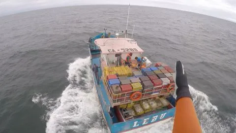 Helicóptero naval rescata a pescador con problemas cardíacos en medio del mar