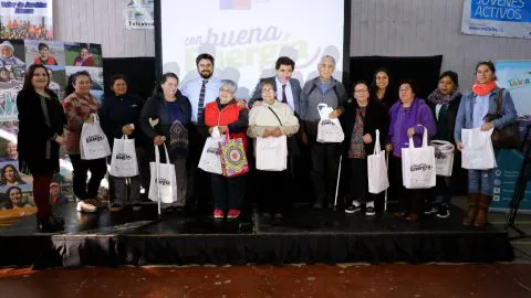 Familias de Talcahuano recibieron kit para ahorrar en cuenta de la luz