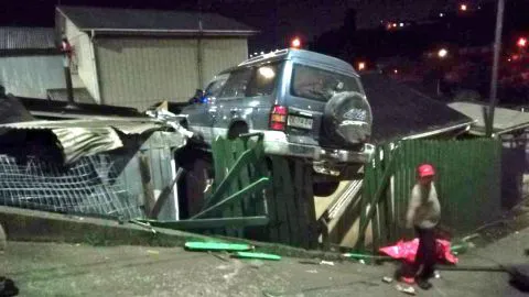 Impactante: Todoterreno se desenganchó y quedó incrustado en una vivienda de Lota
