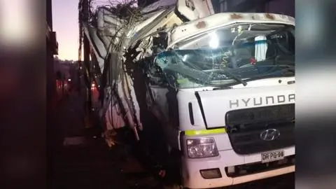 Camión arrasó  con postes de alumbrado público en Lota