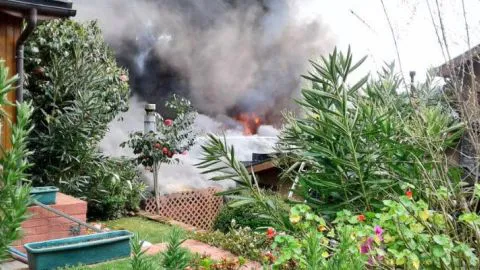 Un violento incendio consume vivienda en San Pedro de la Paz