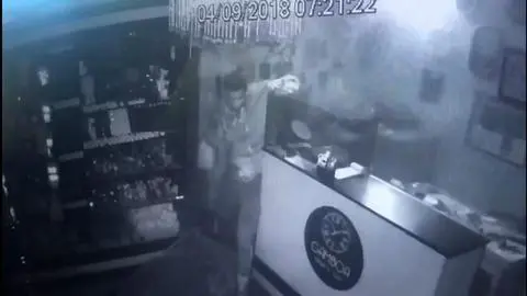 Solitario ladrón rompe techumbre para concretar millonario robo en joyería de Lota