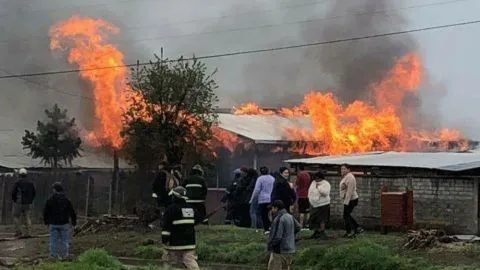 Fuego consume vivienda en la comuna de Los Álamos