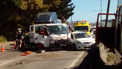 Al menos dos lesionados deja colisión a alta energía en Avenida Paicaví