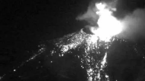 Nueva explosión ilumina domo del complejo volcánico Nevados de Chillán