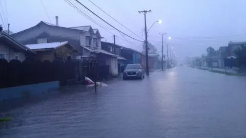 Intensa lluvia provoca el anegamiento de calles en la comuna de Lebu