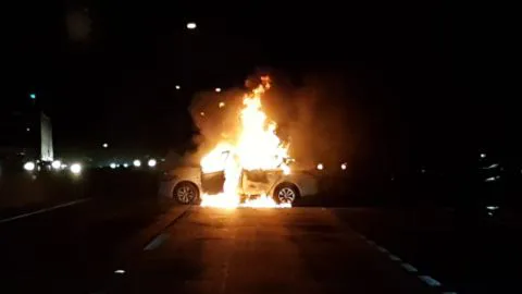 Incendian auto que habría participado en asalto en medio de autopista Concepción – Talcahuano