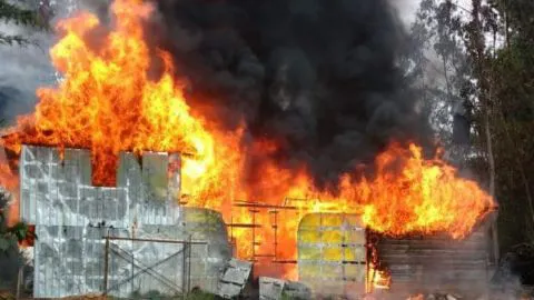 Violento incendio consume por completo fábrica de cera en Cañete