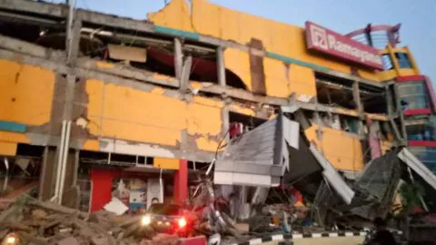 Estremecedoras imágenes de tsunami que afectó a Indonesia tras fuerte terremoto