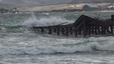 Armada alerta por marejadas con olas de hasta 4 metros en las costas del país