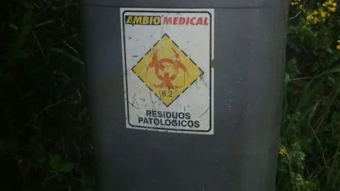 Revelan contenido de misterioso tacho con rótulo de desechos patológicos hallado en Ruta de la Madera