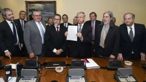 Firman protocolo de acuerdo para reajuste de salario mínimo