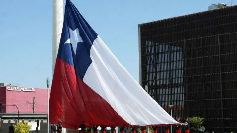 Evita multas: Revisa cómo izar correctamente la bandera de Chile