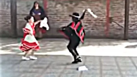 Niño haitiano gana concurso de cueca con pintoresco truco