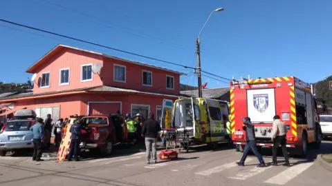 Embarazada es trasladada de urgencia tras fuerte colisión de vehículos en Lebu
