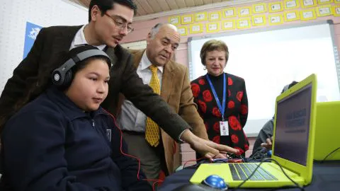 Estudiantes con necesidades especiales reciben computadores adaptados a sus capacidades