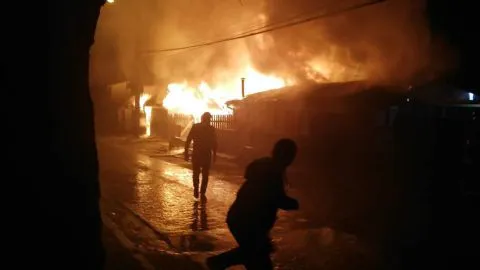 Gran incendio consume múltiples viviendas durante la madrugada en Curanilahue