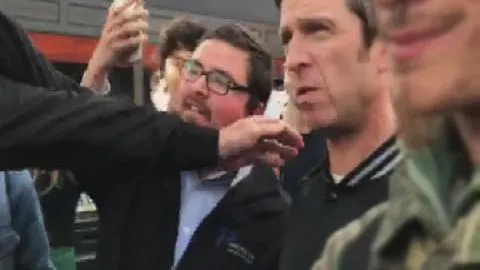 Noel Gallagher desató la locura al llegar a un reconocido pub en Concepción