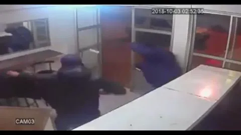 Increíble: pareja de comerciantes venció a asaltantes que los atacaron con palos y cuchillos