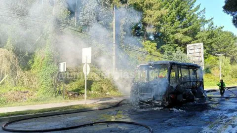 Microbús resultó completamente destruido por un incendio en la ruta Concepción-Chiguayante