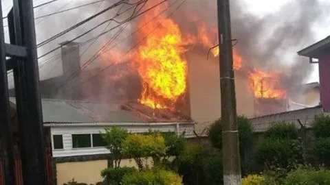 Conmovedor: ¡Niño entró a casa en llamas para salvar a perritos en Talcahuano!