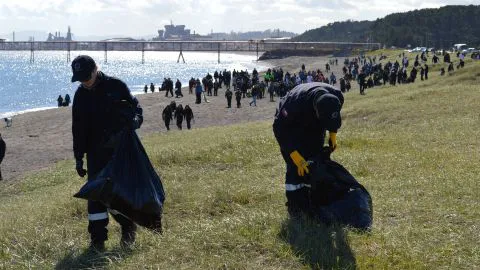 Más de 400 personas participaron de masiva limpieza en la playa Caleta Lenga