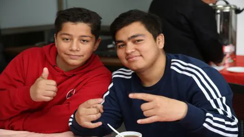 La historia de Matías, el joven hincha de la U que volvió a escuchar después de 10 años