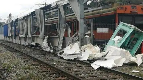 Tren de carga chocó con estación del Biotrén en Coronel