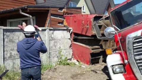 ¡Salvada providencial! Carga de camión cae sobre vivienda en Talcahuano