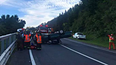 Ocupante queda atrapado tras violento volcamiento de camioneta en Ruta de la Madera