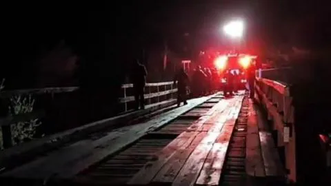Impactante accidente: Vehículo con 5 pasajeros cayó de puente al río en Cañete