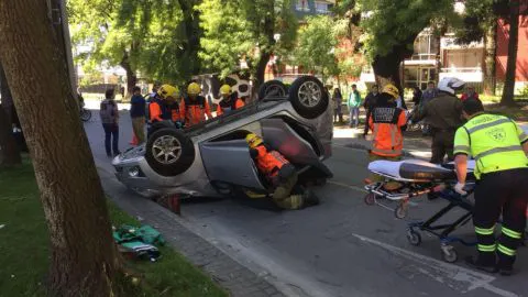 Auto se vuelca en Concepción tras el impacto con otro vehículo menor
