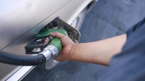 Sin freno: Por octava semana consecutiva suben los precios de las bencinas