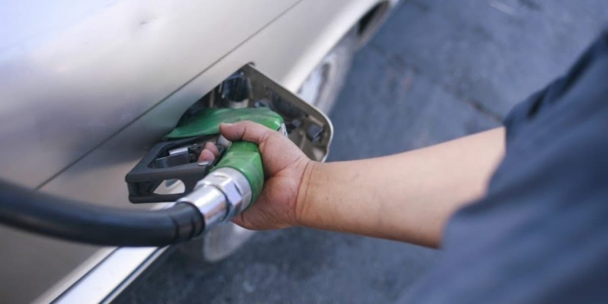 Bencinas bajarán de precio por undécima semana consecutiva