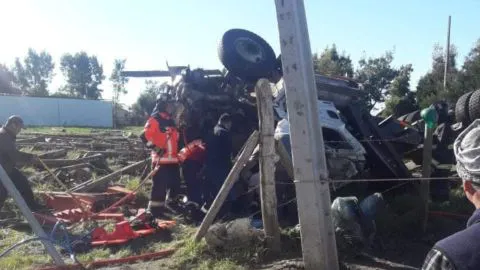 Conductor de camión queda atrapado tras volcarse a alta energía