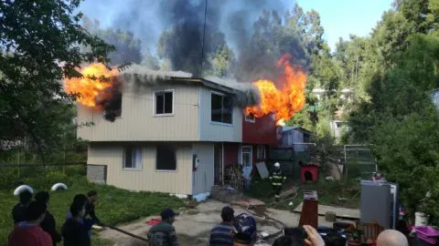 Violento incendio consume casa de dos pisos en Lota